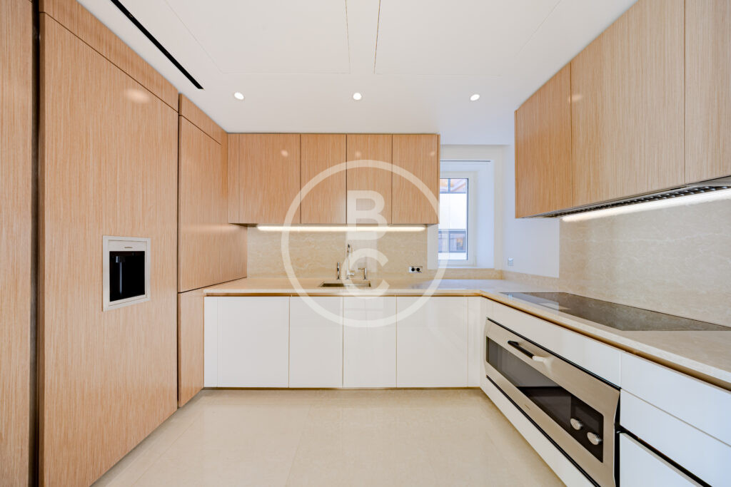 LUXURIOUS 3 BEDROOM APARTMENT