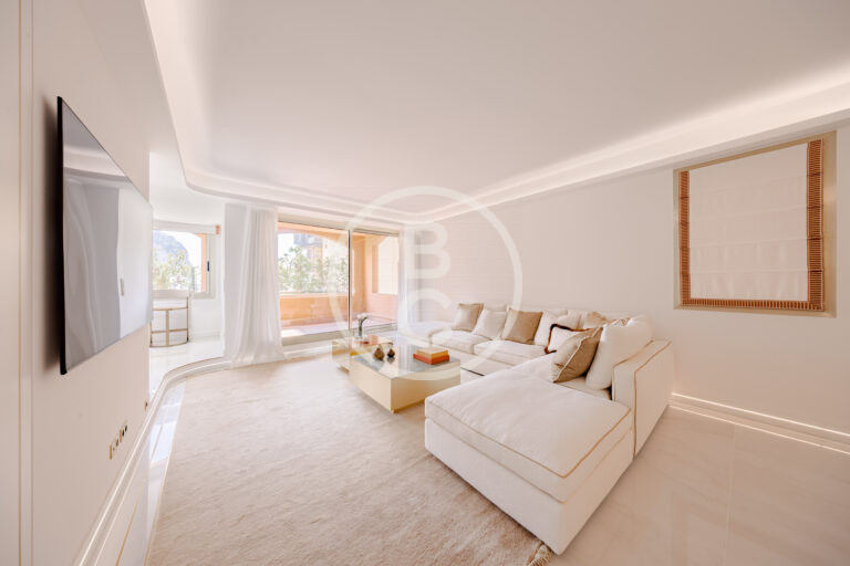 TASTEFULLY RENOVATED 3-BEDROOM APARTMENT