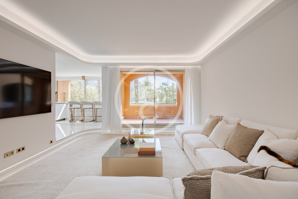 TASTEFULLY RENOVATED 3-BEDROOM APARTMENT