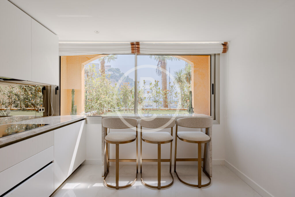 TASTEFULLY RENOVATED 3-BEDROOM APARTMENT