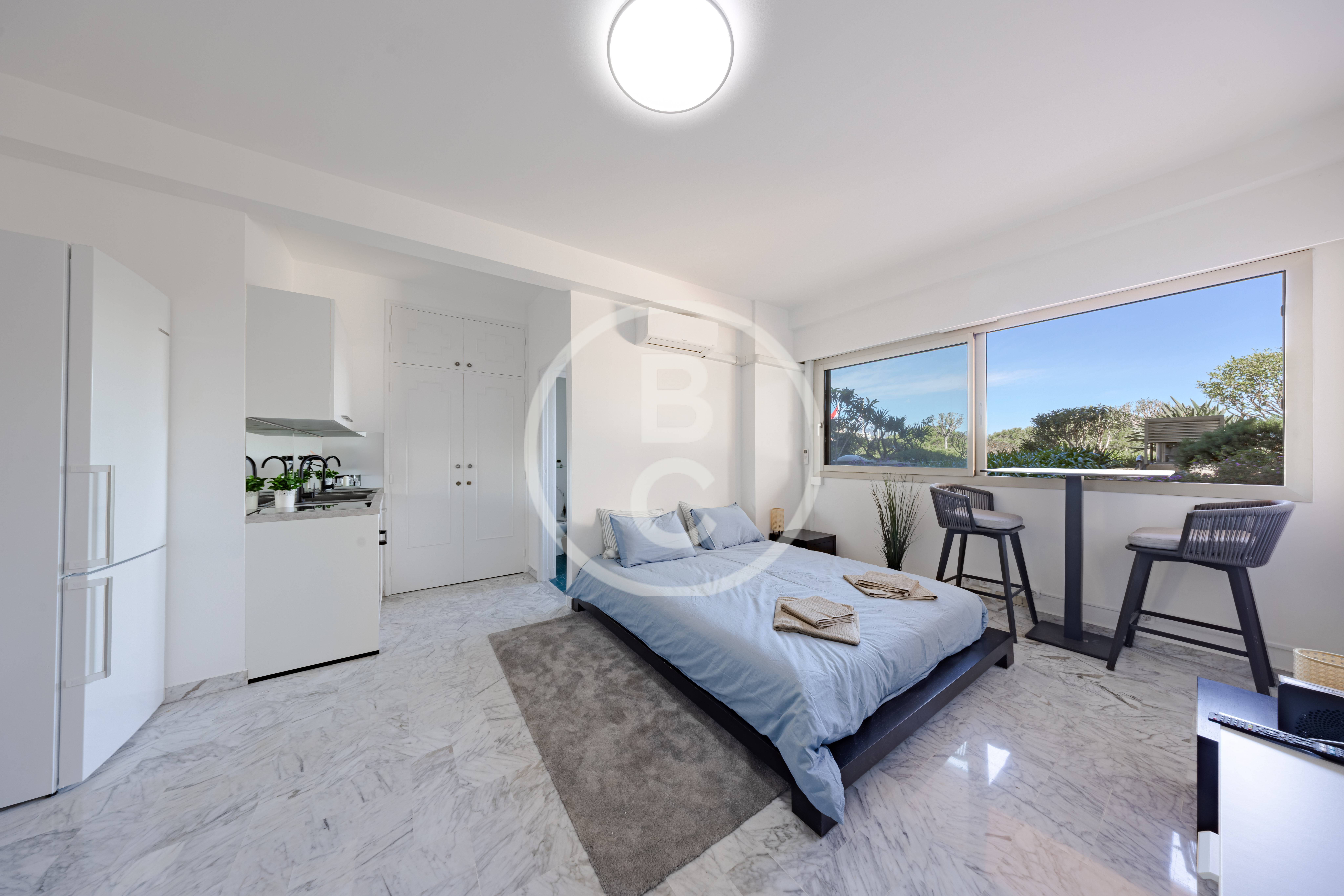 RENOVATED MIXED-USE APARTMENT