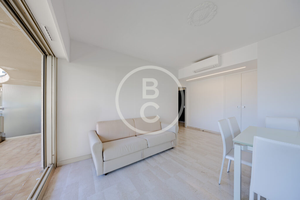LUMINOUS 1-BEDROOM CORNER APARTMENT