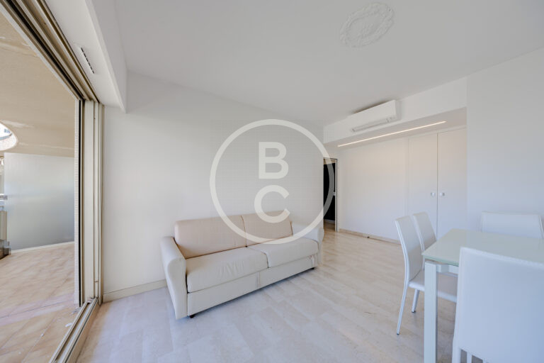LUMINOUS 1-BEDROOM CORNER APARTMENT