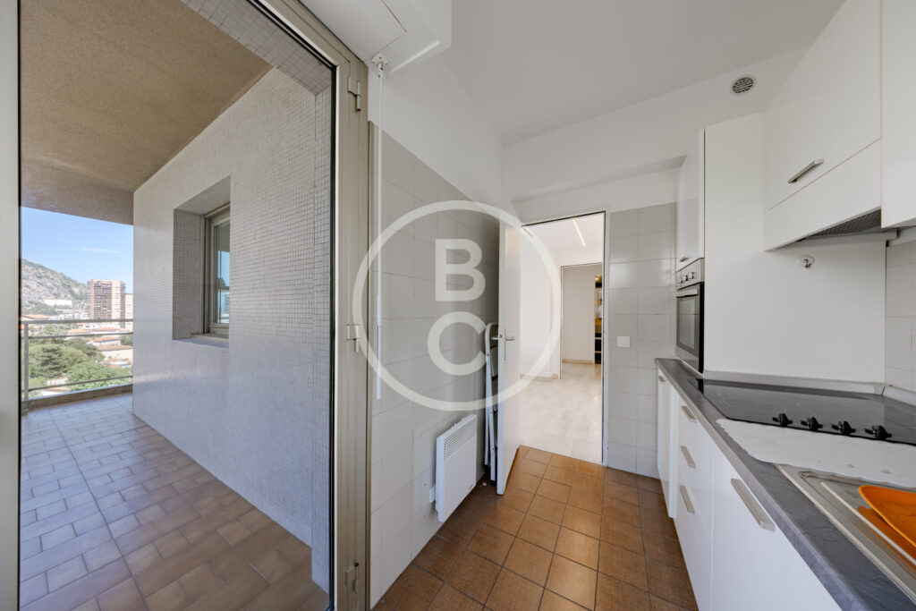 LUMINOUS 1-BEDROOM CORNER APARTMENT