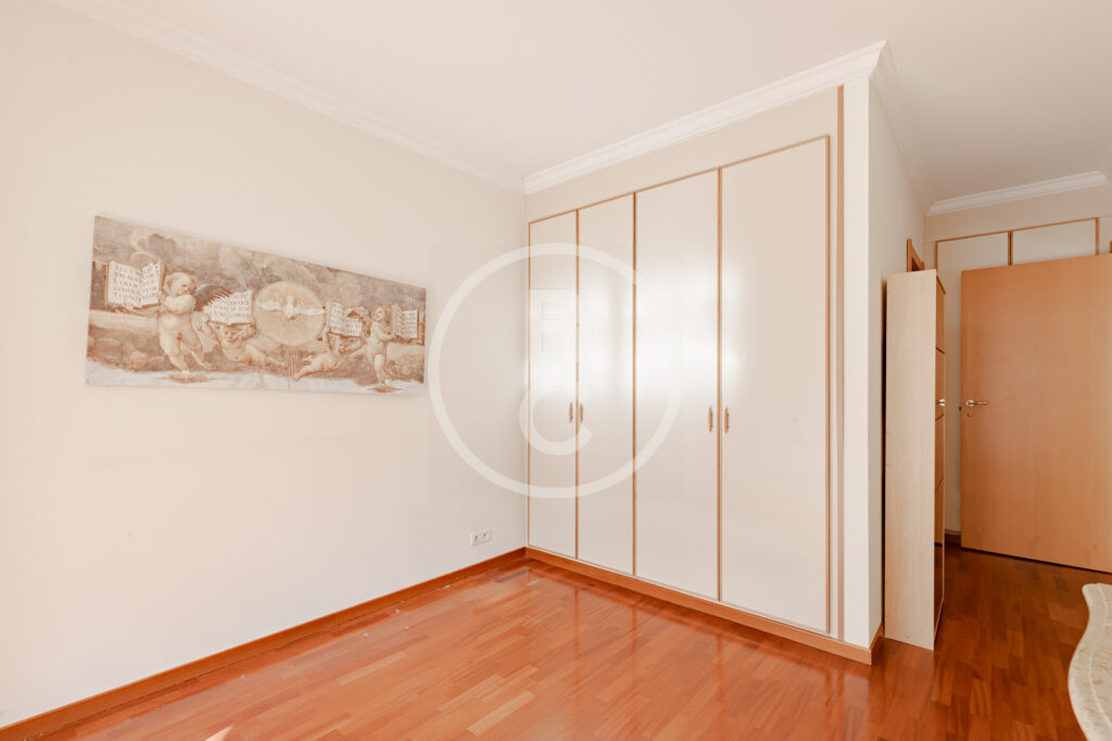 LARGE 1 BEDROOM APARTMENT WITH TERRACE