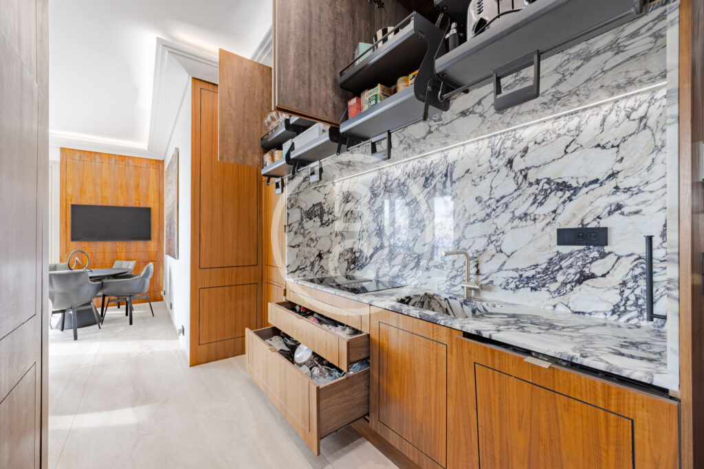 LUXURIOUS ONE BEDROOM APARTMENT WITH STUDY - TOP FLOOR