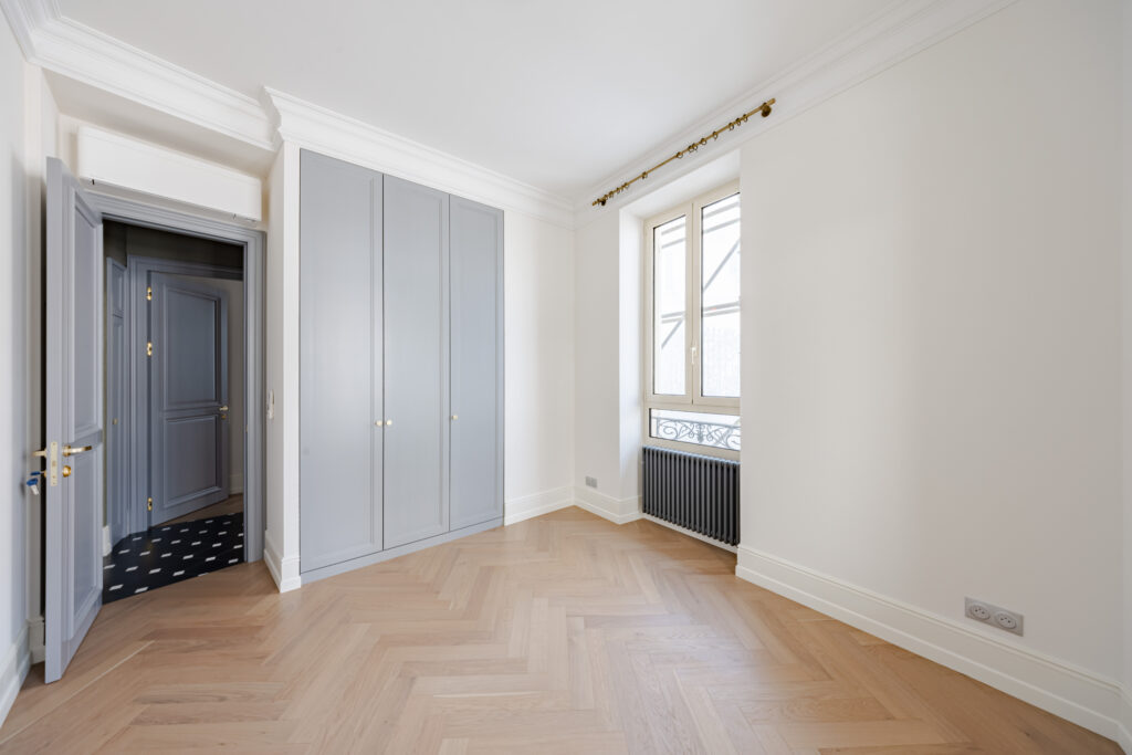RENOVATED BOURGEOIS 3-BEDROOM APARTMENT