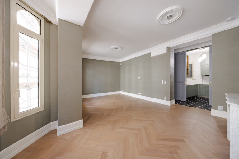 RENOVATED BOURGEOIS 3-BEDROOM APARTMENT