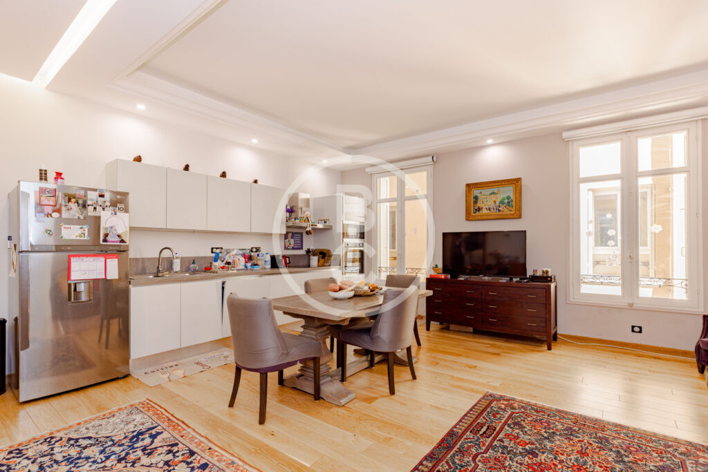 MAGNIFICENT 3-ROOM APARTMENT IN A BOURGEOIS BUILDING