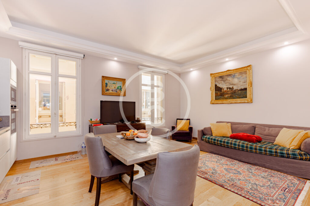 MAGNIFICENT 3-ROOM APARTMENT IN A BOURGEOIS BUILDING