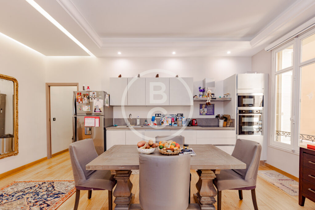 MAGNIFICENT 3-ROOM APARTMENT IN A BOURGEOIS BUILDING