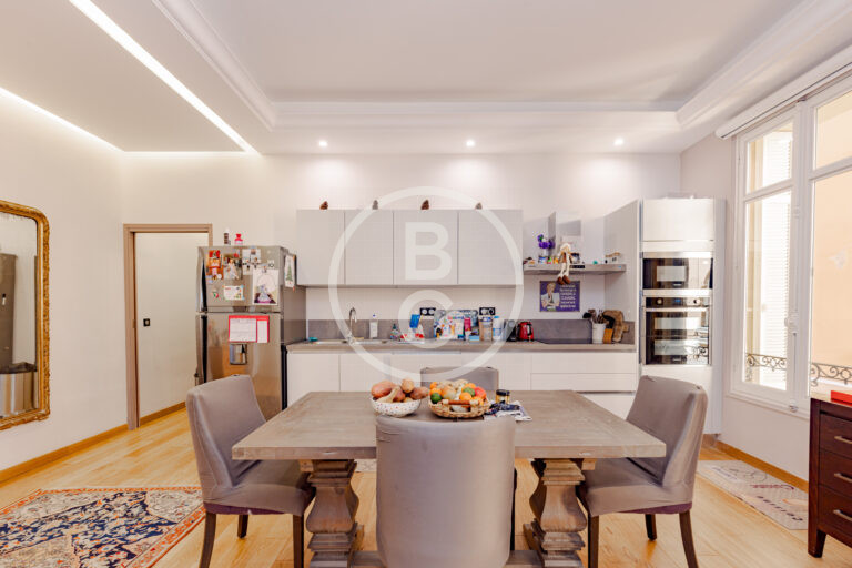 MAGNIFICENT 3-ROOM APARTMENT IN A BOURGEOIS BUILDING