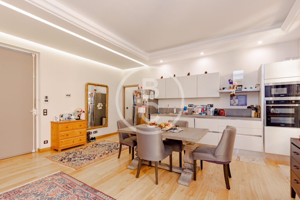 MAGNIFICENT 3-ROOM APARTMENT IN A BOURGEOIS BUILDING