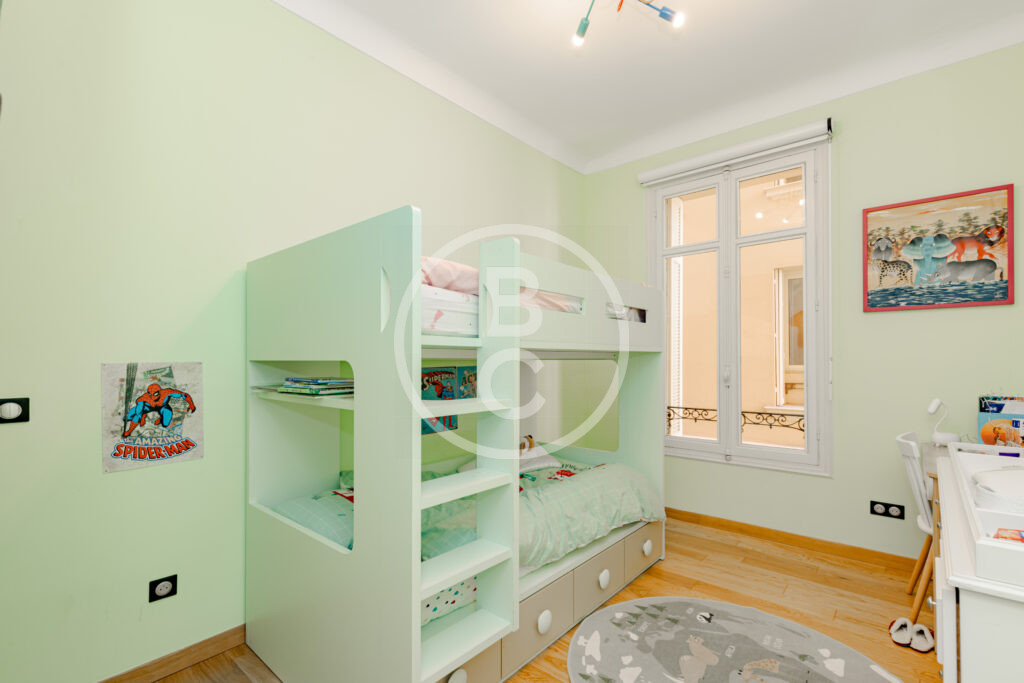 MAGNIFICENT 3-ROOM APARTMENT IN A BOURGEOIS BUILDING