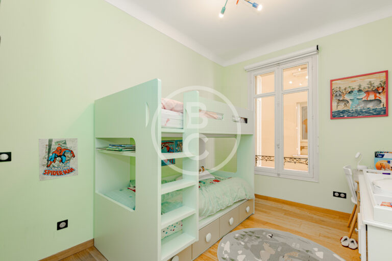 LARGE 3 ROOM APARTMENT WITH CENTRAL PARKING