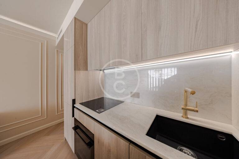 FULLY RENOVATED STUDIO