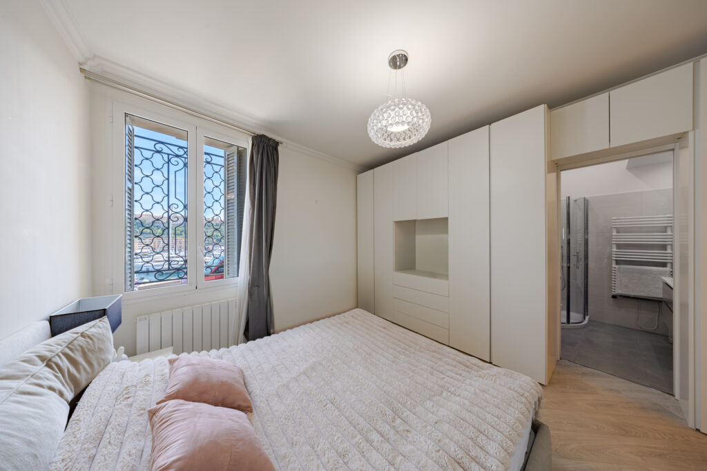 SPACIOUS 4-BEDROOM APARTMENT WITH PORT VIEWS