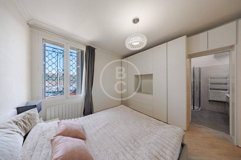 SPACIOUS 4-BEDROOM APARTMENT WITH PORT VIEWS