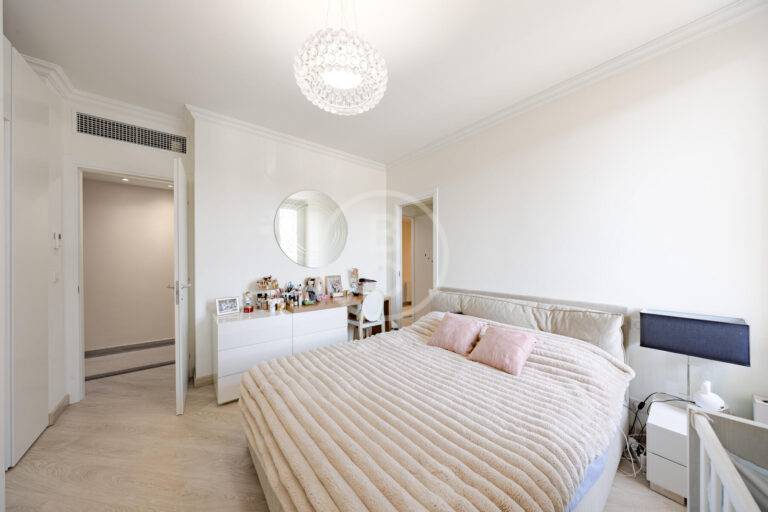 SPACIOUS 4-BEDROOM APARTMENT WITH PORT VIEWS