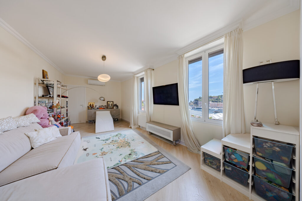 SPACIOUS 4-BEDROOM APARTMENT WITH PORT VIEWS