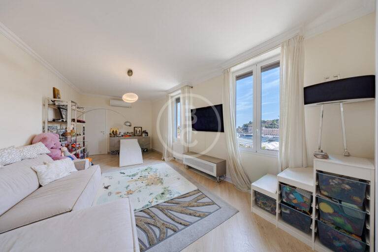 SPACIOUS 4-BEDROOM APARTMENT WITH PORT VIEWS