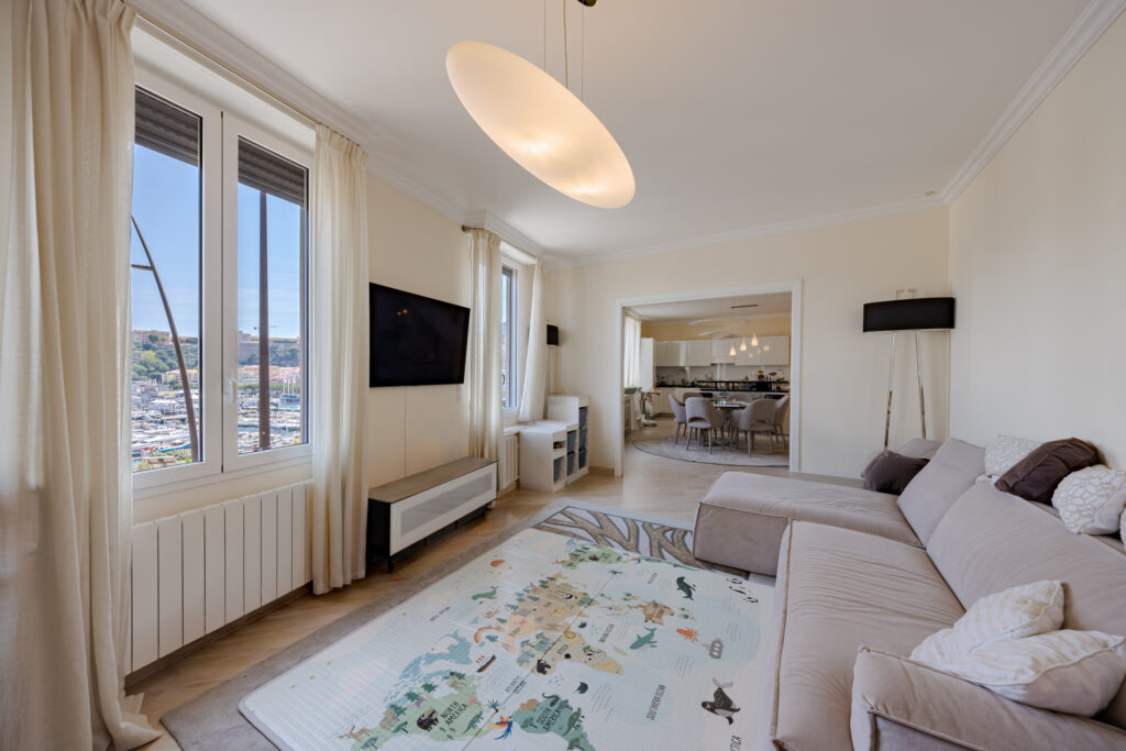 SPACIOUS 4-BEDROOM APARTMENT WITH PORT VIEWS