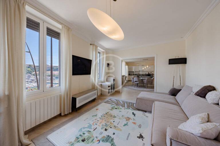 SPACIOUS 4-BEDROOM APARTMENT WITH PORT VIEWS