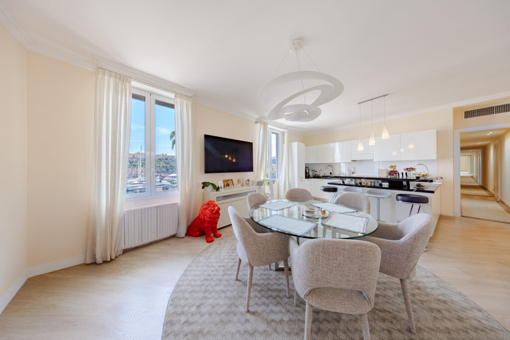 SPACIOUS 4-BEDROOM APARTMENT WITH PORT VIEWS