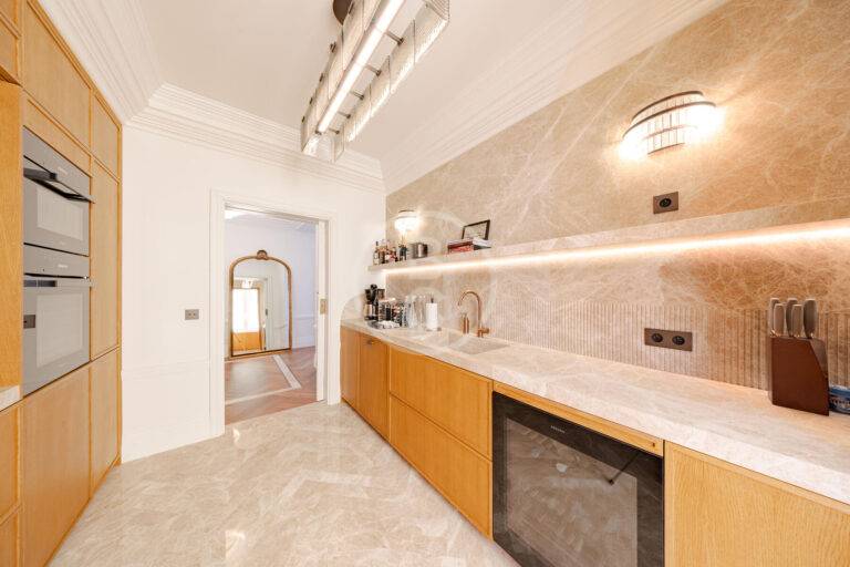 ELEGANT 2-BEDROOM APARTMENT WITH REFINED FINISHES