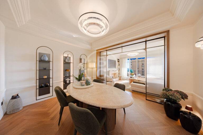 ELEGANT 2-BEDROOM APARTMENT WITH REFINED FINISHES