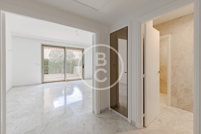 LARGE ONE-BEDROOM APARTMENT WITH GARDEN