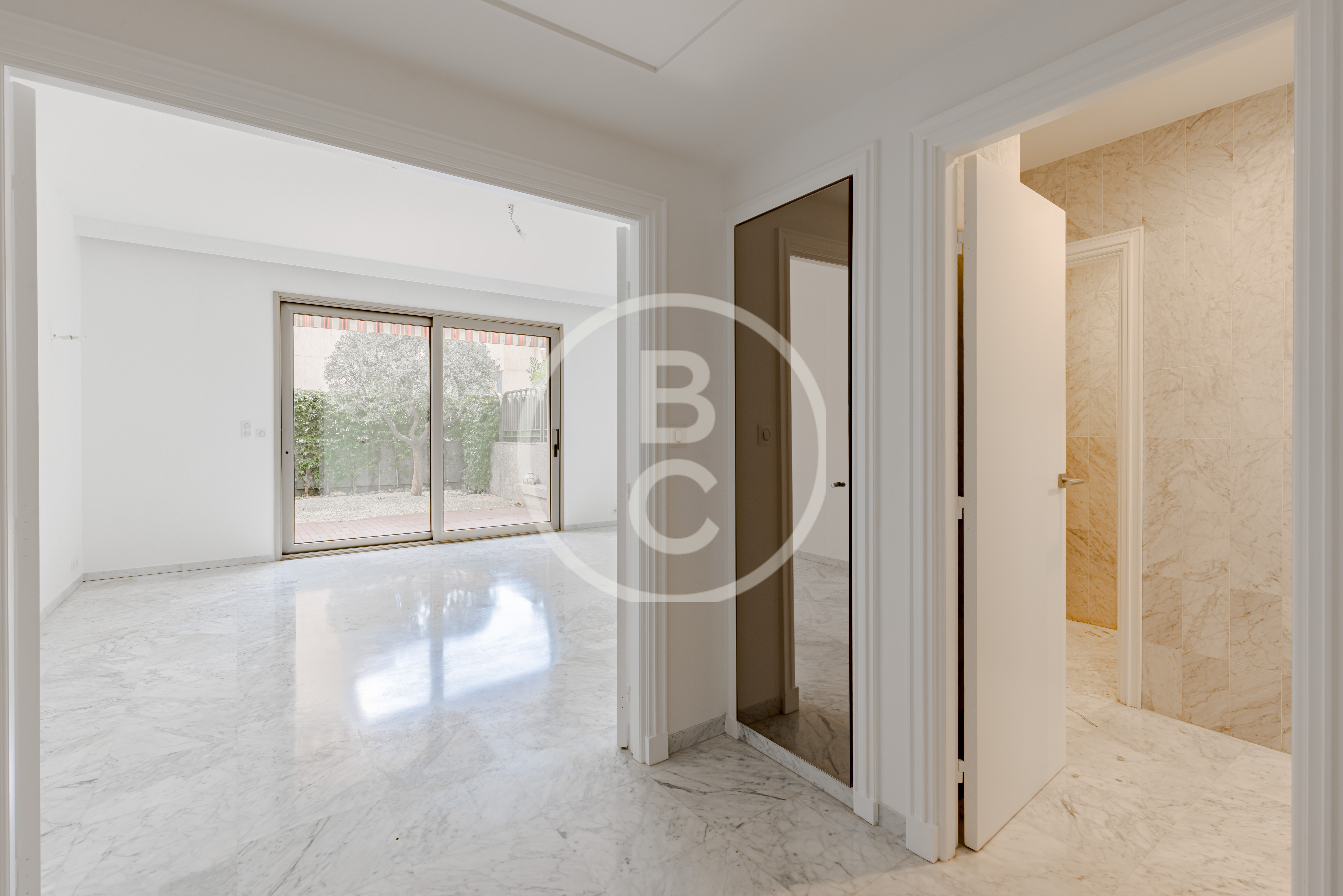 LARGE ONE-BEDROOM APARTMENT WITH GARDEN