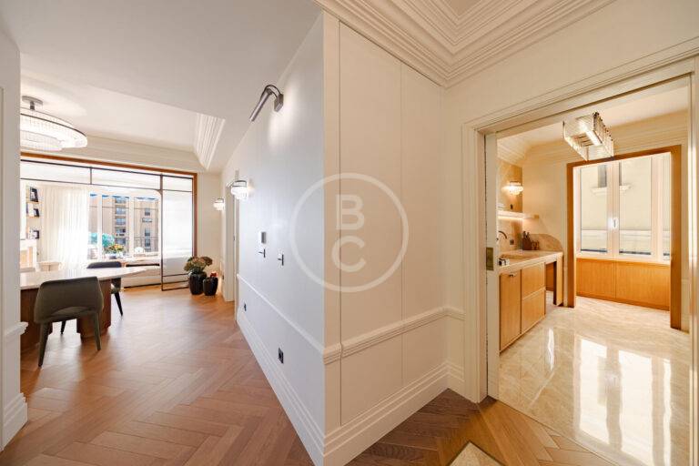 ELEGANT 2-BEDROOM APARTMENT WITH REFINED FINISHES