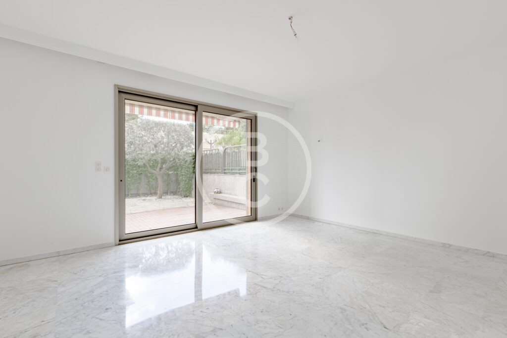 LARGE ONE-BEDROOM APARTMENT WITH GARDEN