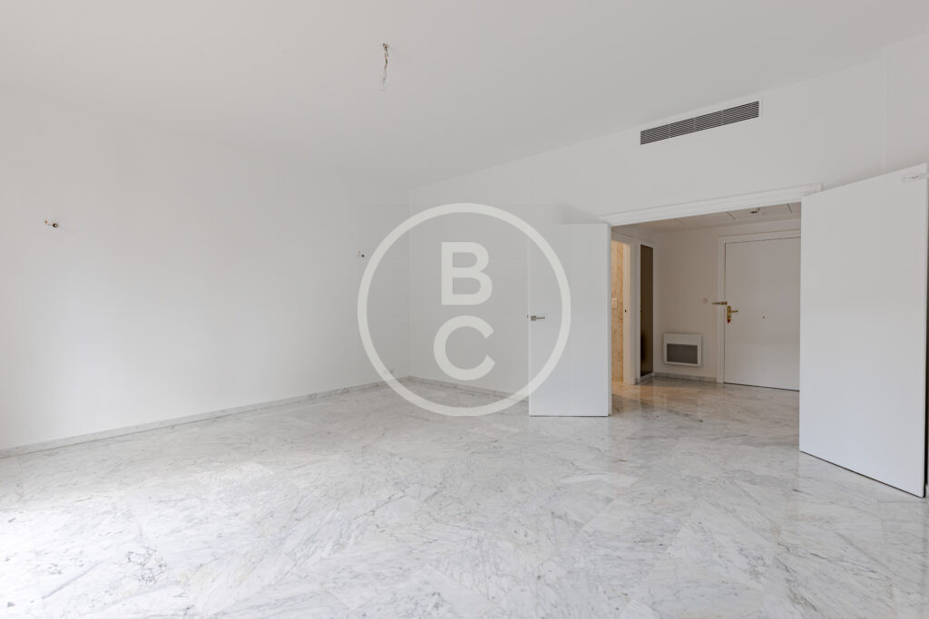 LARGE ONE-BEDROOM APARTMENT WITH GARDEN