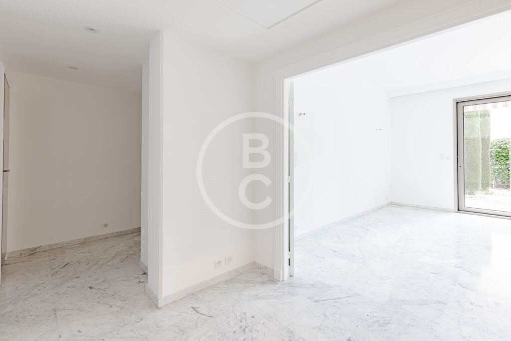 LARGE ONE-BEDROOM APARTMENT WITH GARDEN