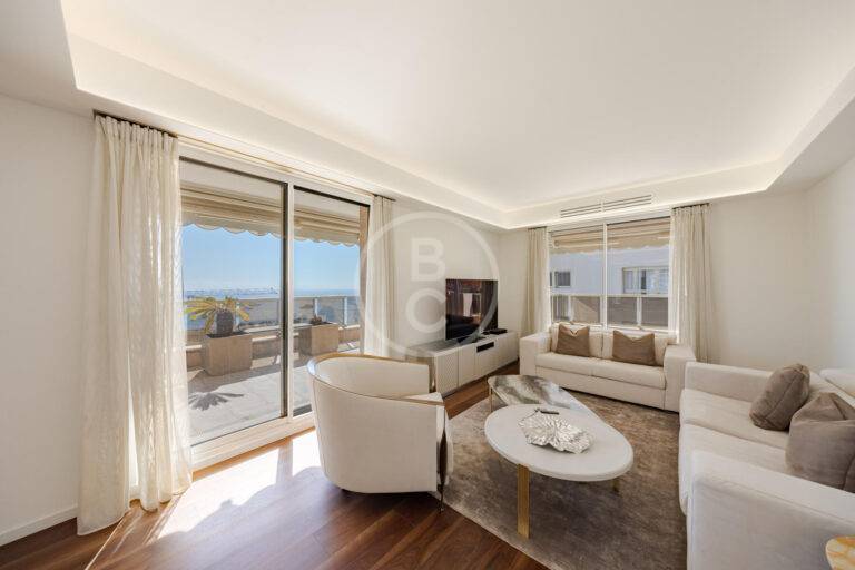 MAGNIFICENT PENTHOUSE CLOSE TO THE BEACHES