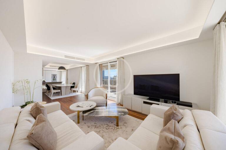 MAGNIFICENT PENTHOUSE CLOSE TO THE BEACHES