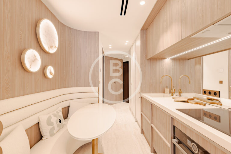 MAGNIFICENT RENOVATED APARTMENT WITH SEA VIEW
