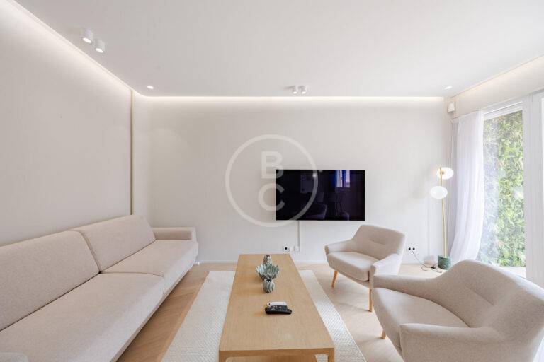 VERY NICE 2 ROOM APARTMENT ON PORT HERCULE