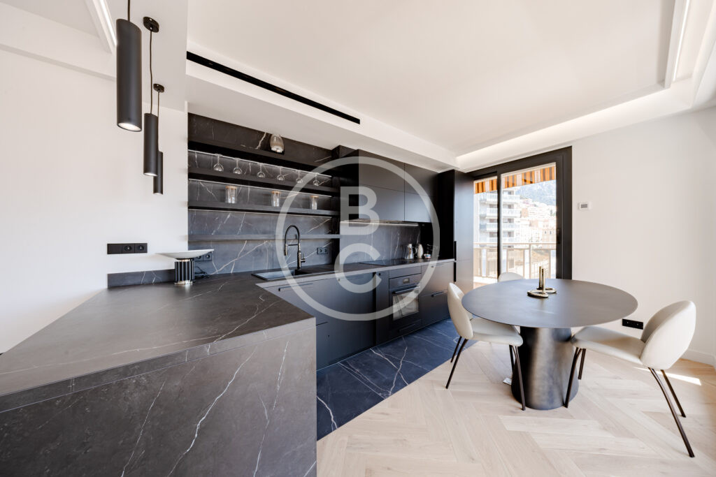 MAGNIFICENT 3 ROOM APARTMENT RENOVATED AND CENTRAL