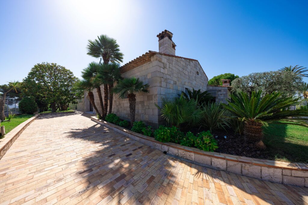 CHARMING PROVENCAL HOUSE WITH POOL AND GARDEN