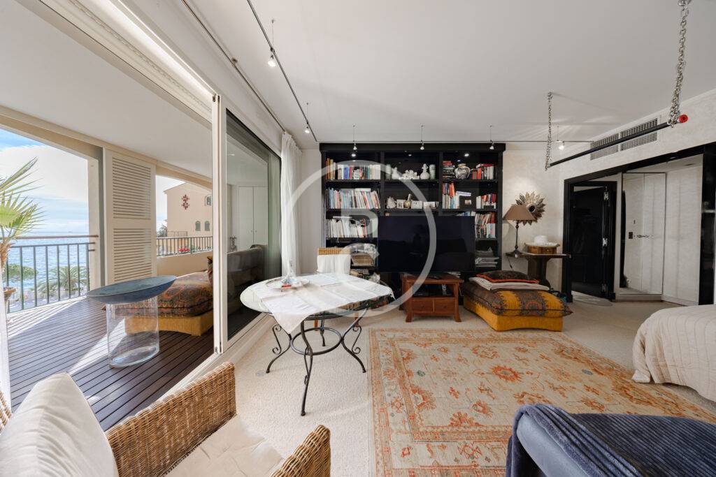 MAGNIFICENT 2 ROOM APARTMENT WITH SEA VIEW