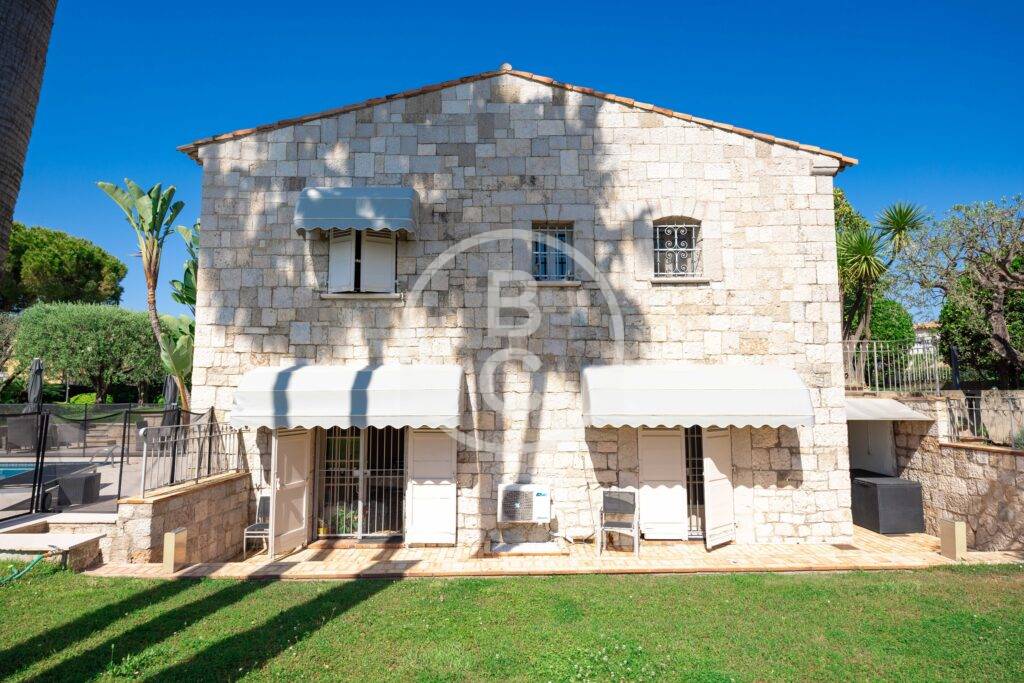CHARMING PROVENCAL HOUSE WITH POOL AND GARDEN