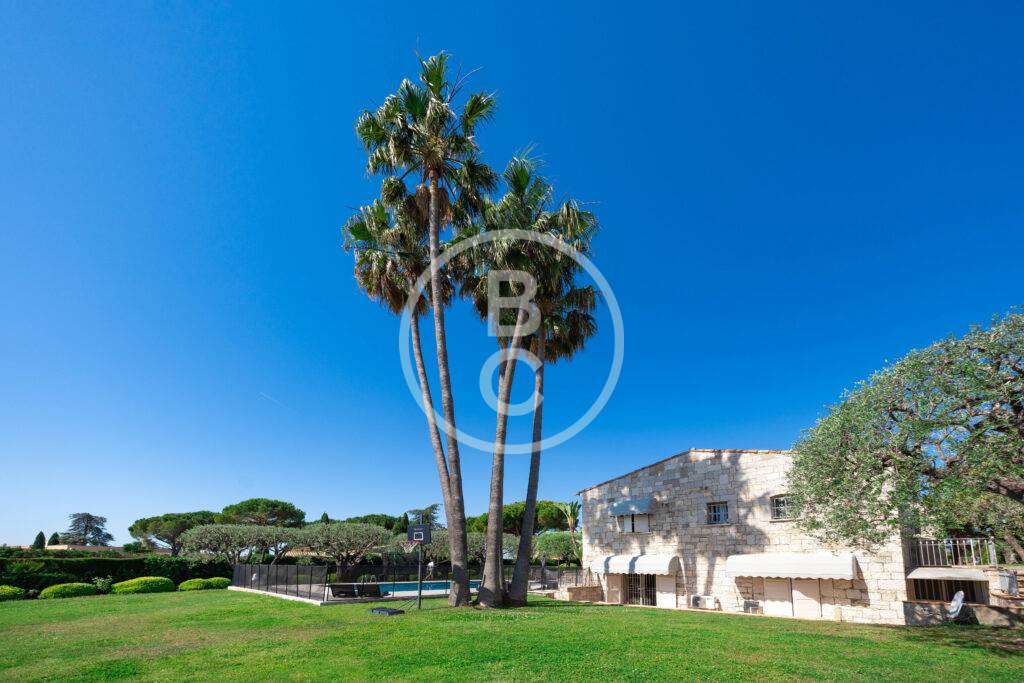 CHARMING PROVENCAL HOUSE WITH POOL AND GARDEN