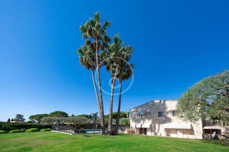 CHARMING PROVENCAL HOUSE WITH POOL AND GARDEN