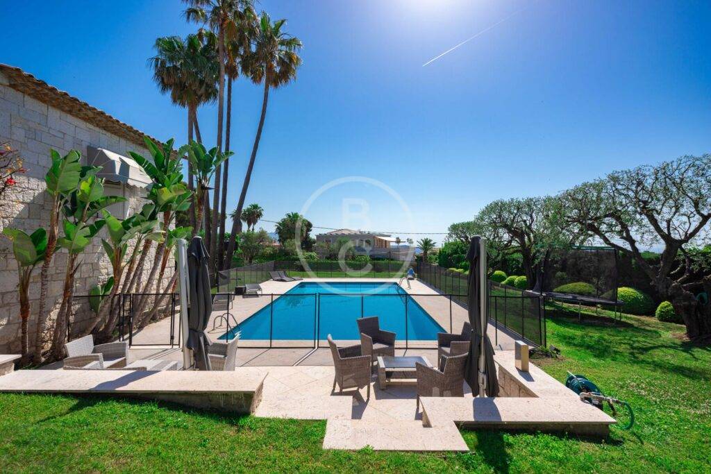 CHARMING PROVENCAL HOUSE WITH POOL AND GARDEN