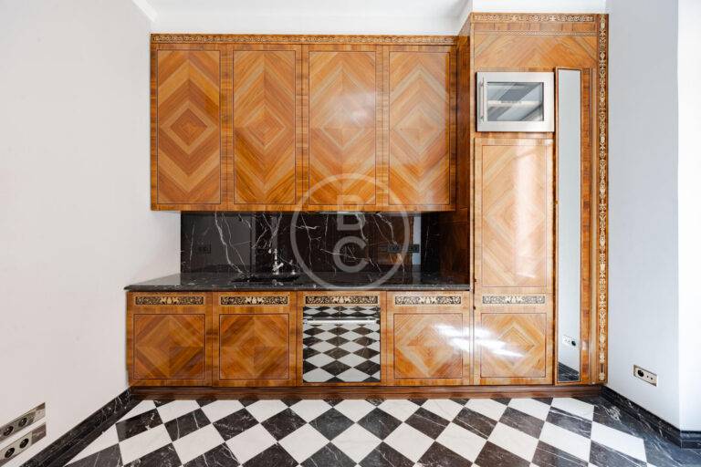 ELEGANT BOURGEOIS TWO-BEDROOM APARTMENT