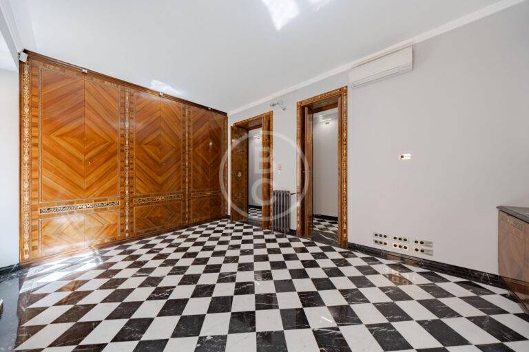 ELEGANT BOURGEOIS TWO-BEDROOM APARTMENT