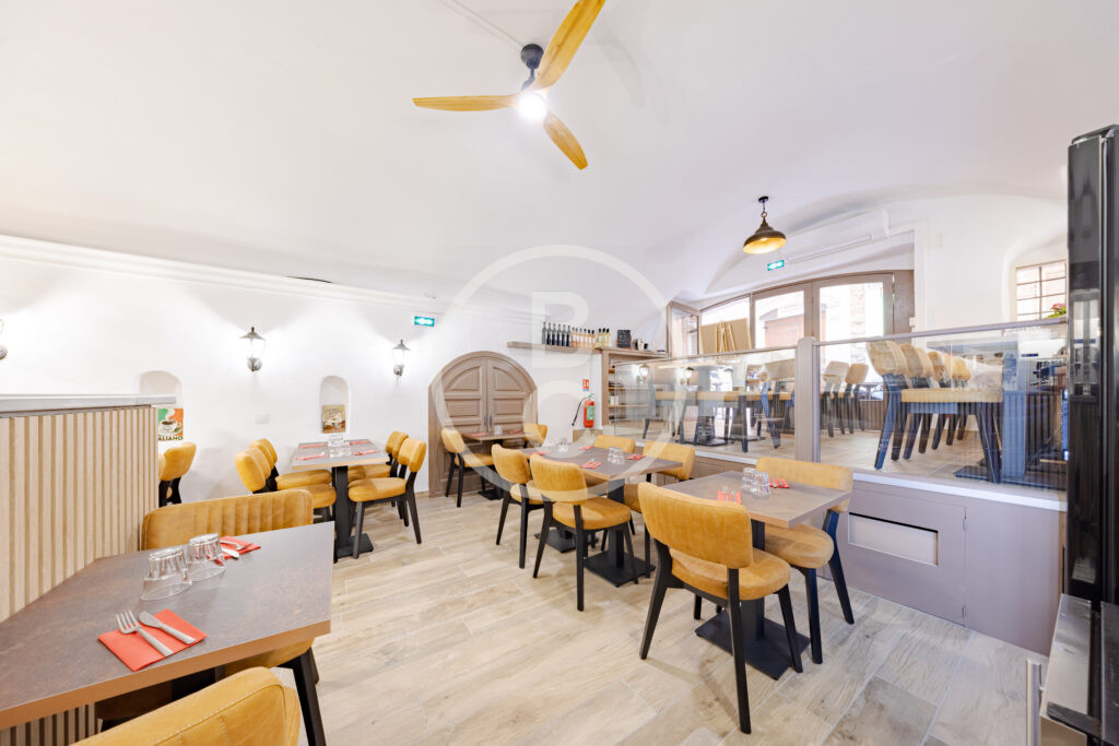RESTAURANT PREMISES / COMMERCIAL PROPERTY